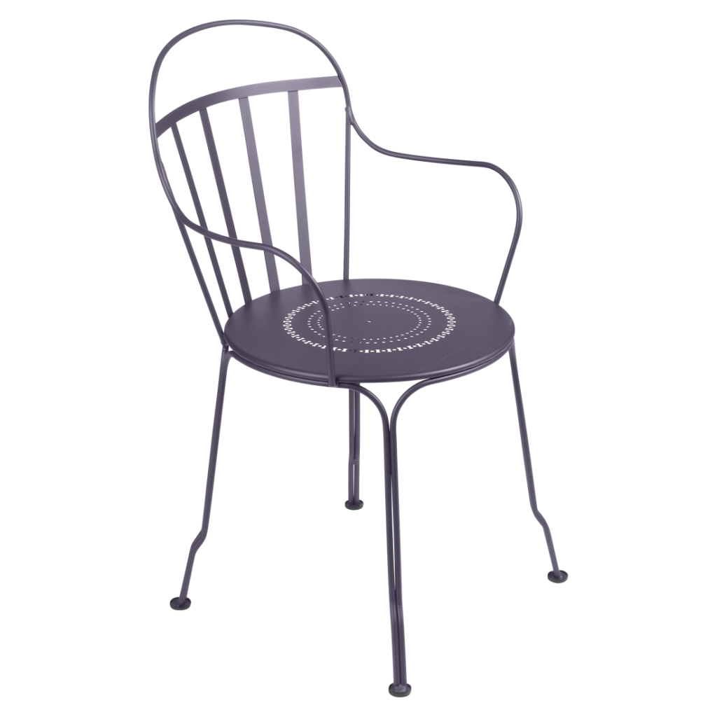 Une chaise en métal gris avec dossier et accoudoirs.