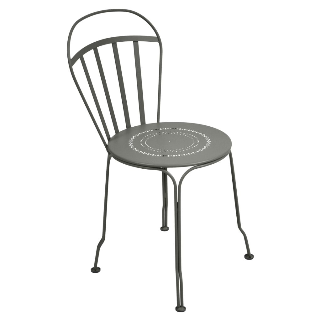 Une chaise en métal gris avec une assise et un dossier.