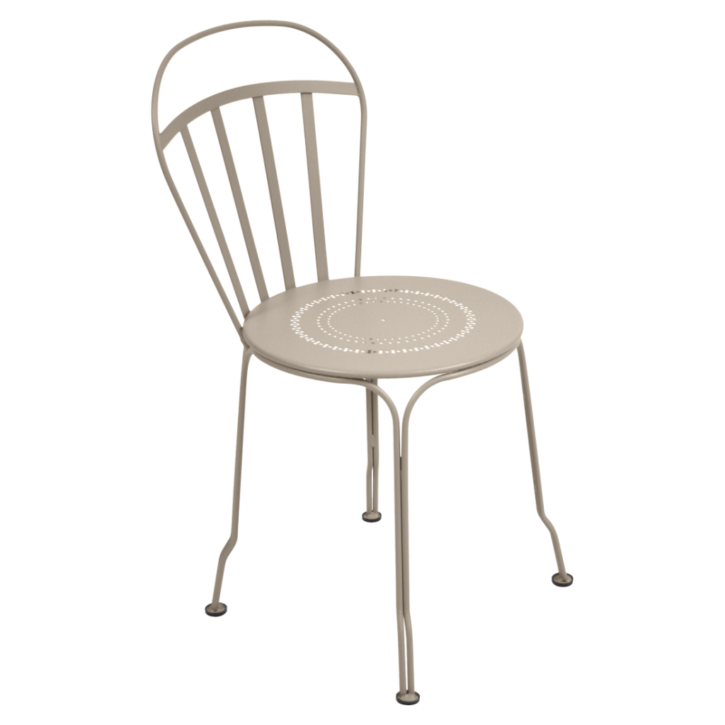 Une chaise en métal beige sur fond blanc.
