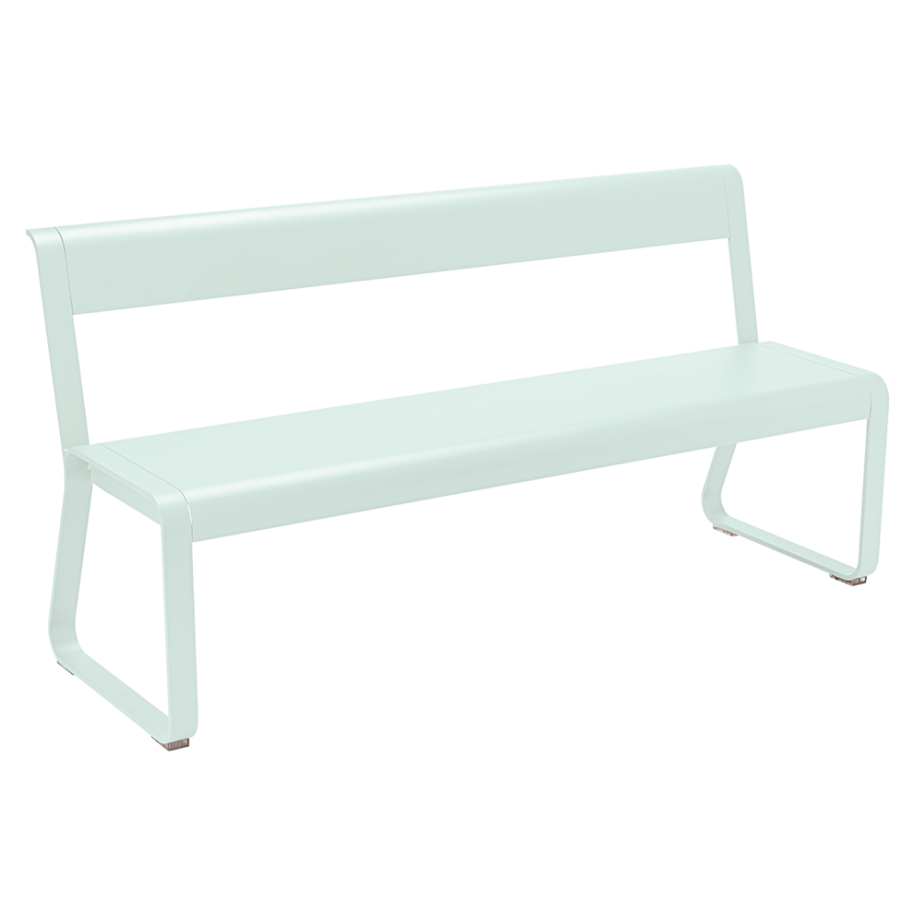 Un banc blanc sur fond blanc.