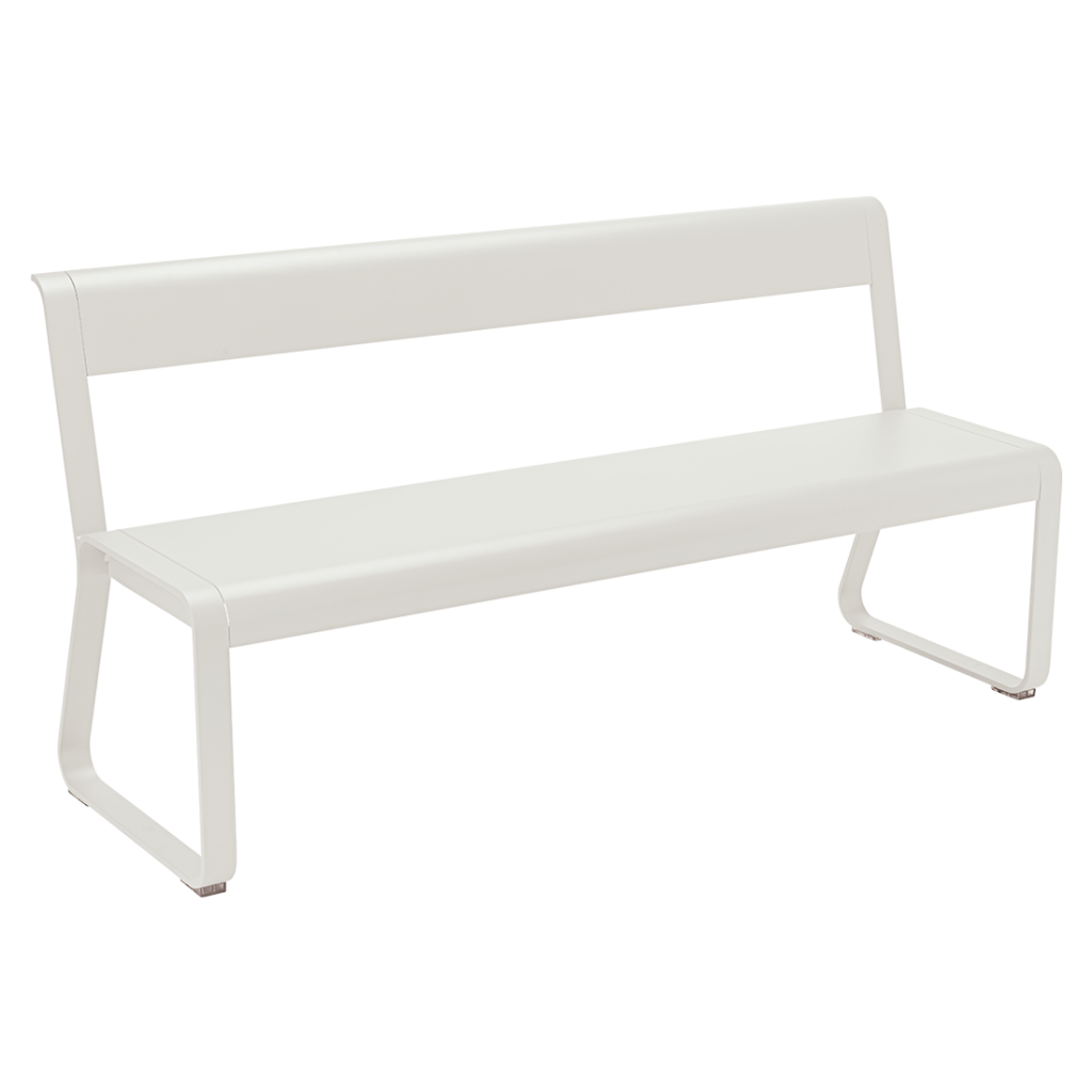 Un banc blanc sur fond blanc.