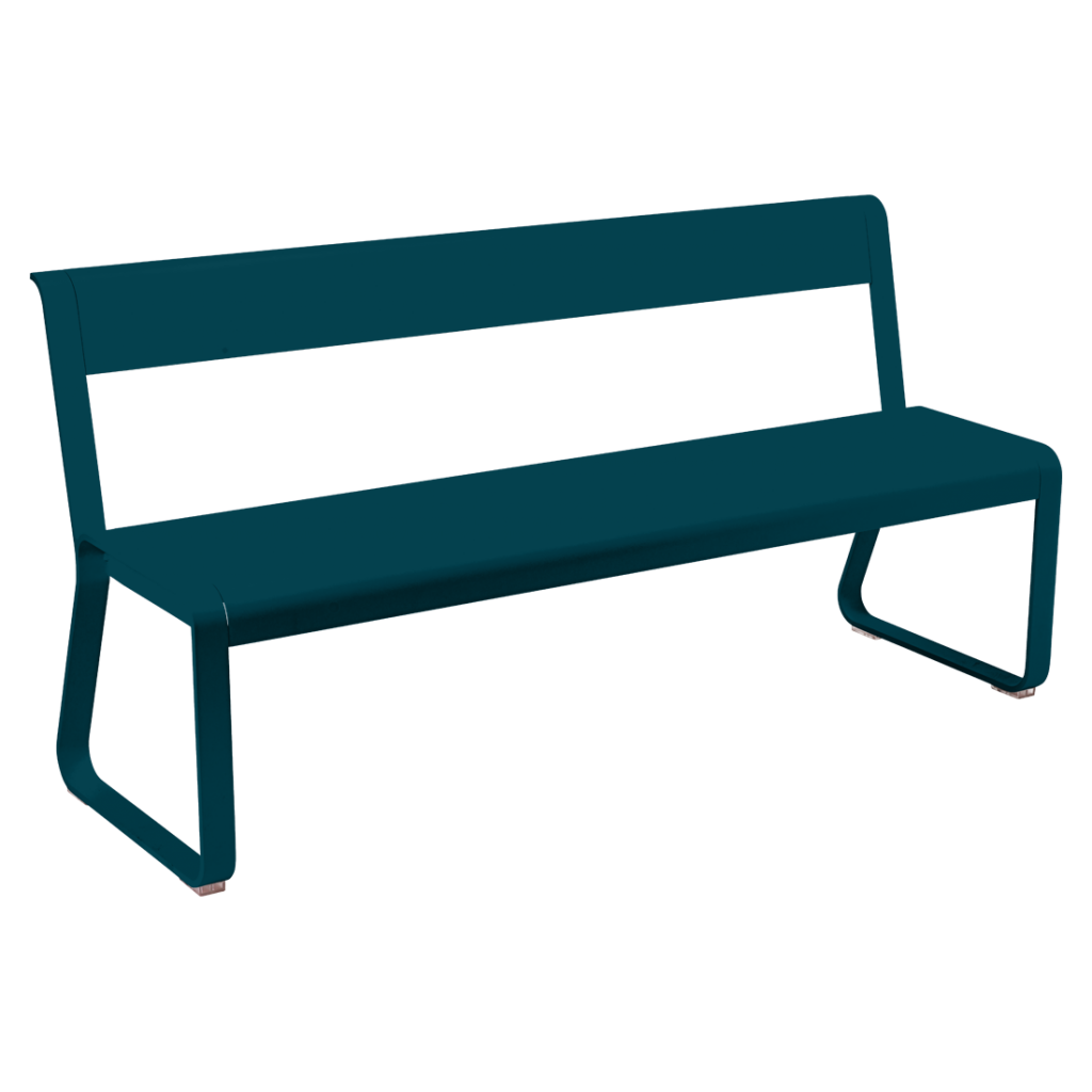 Un banc bleu sur fond blanc.