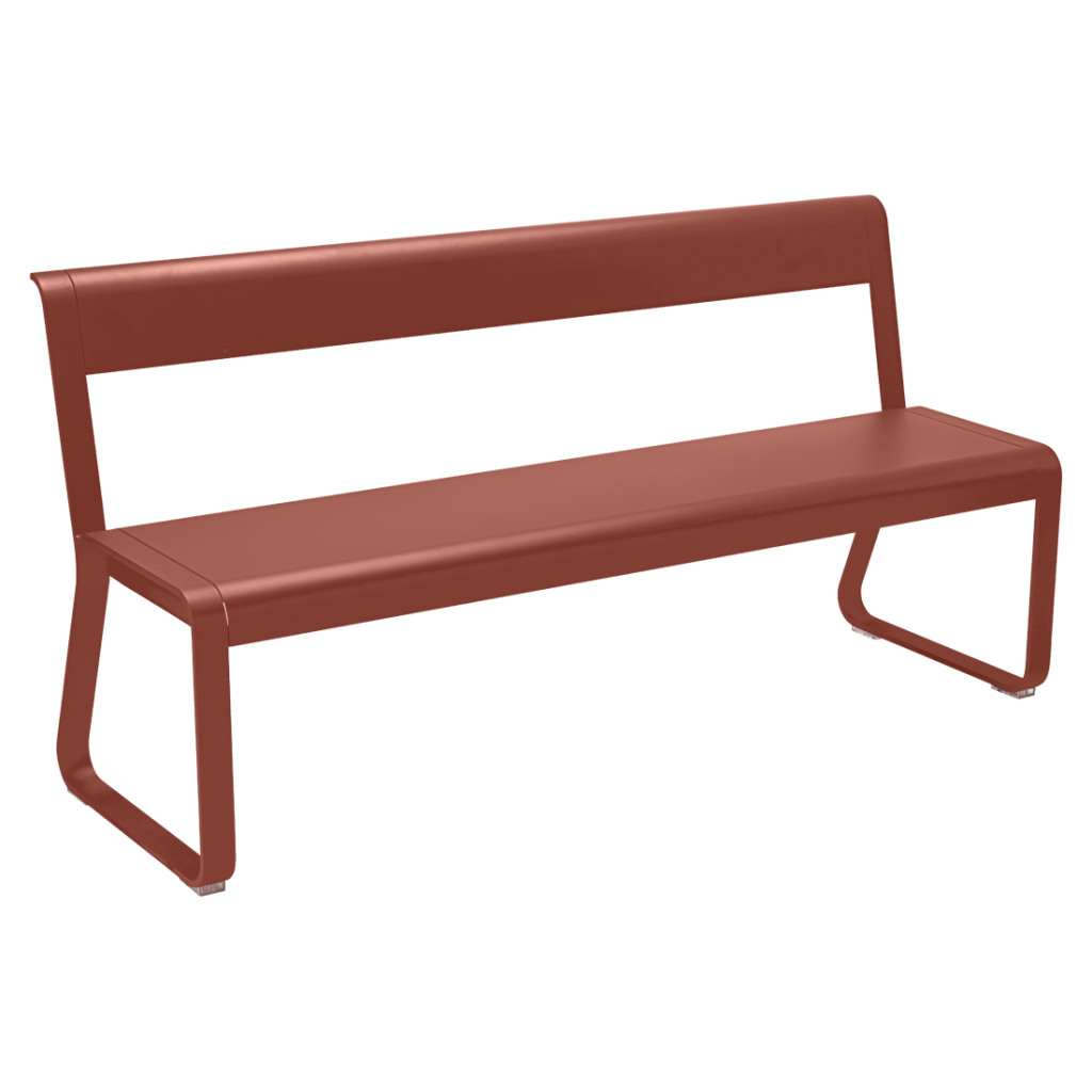 Un banc avec une structure en métal rouge sur fond blanc.