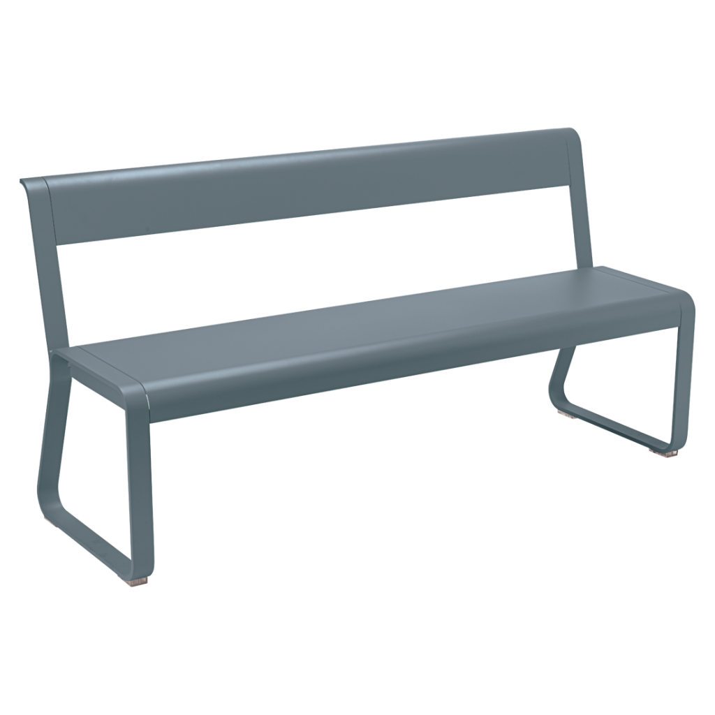 Un banc gris sur fond blanc.