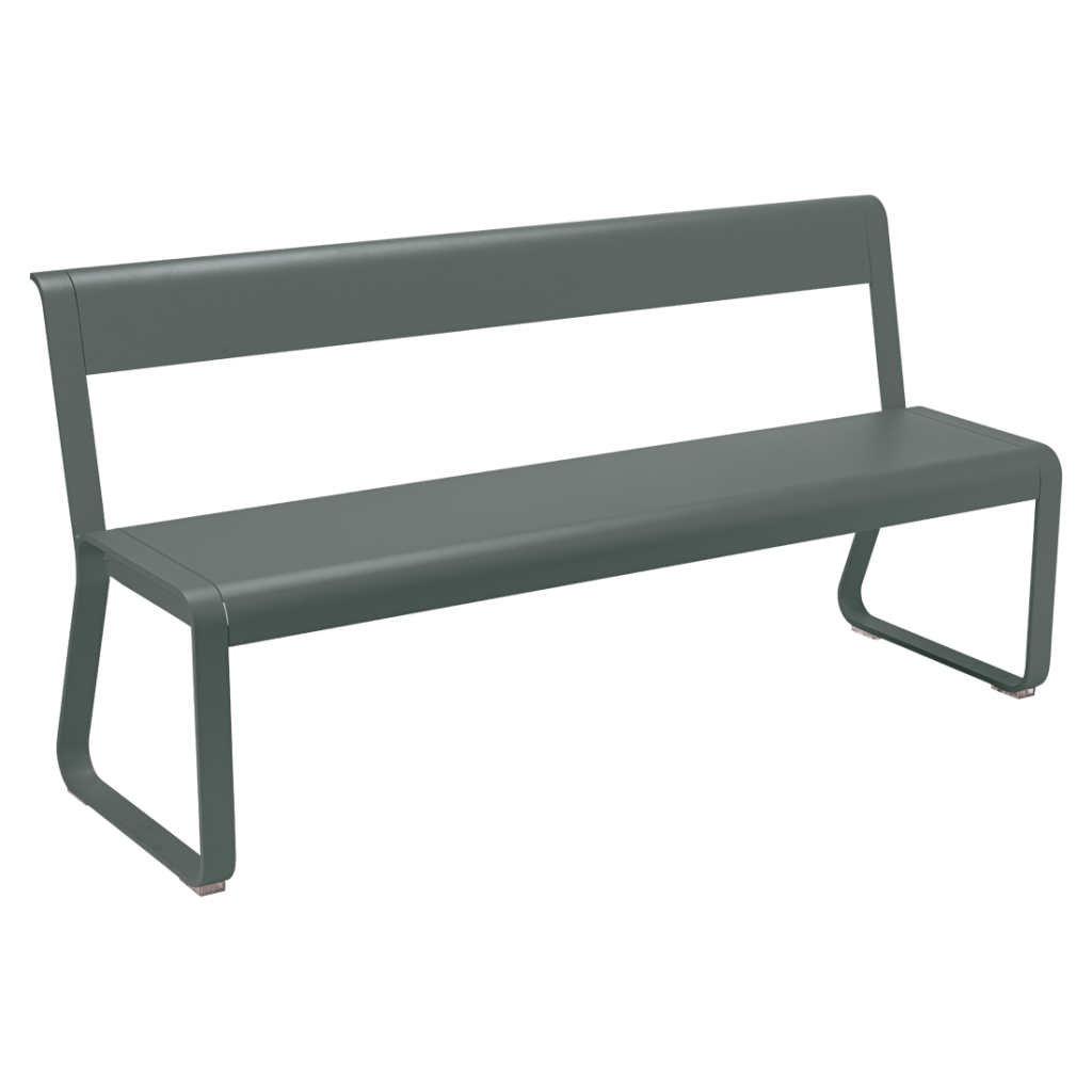 Un banc gris sur fond blanc.