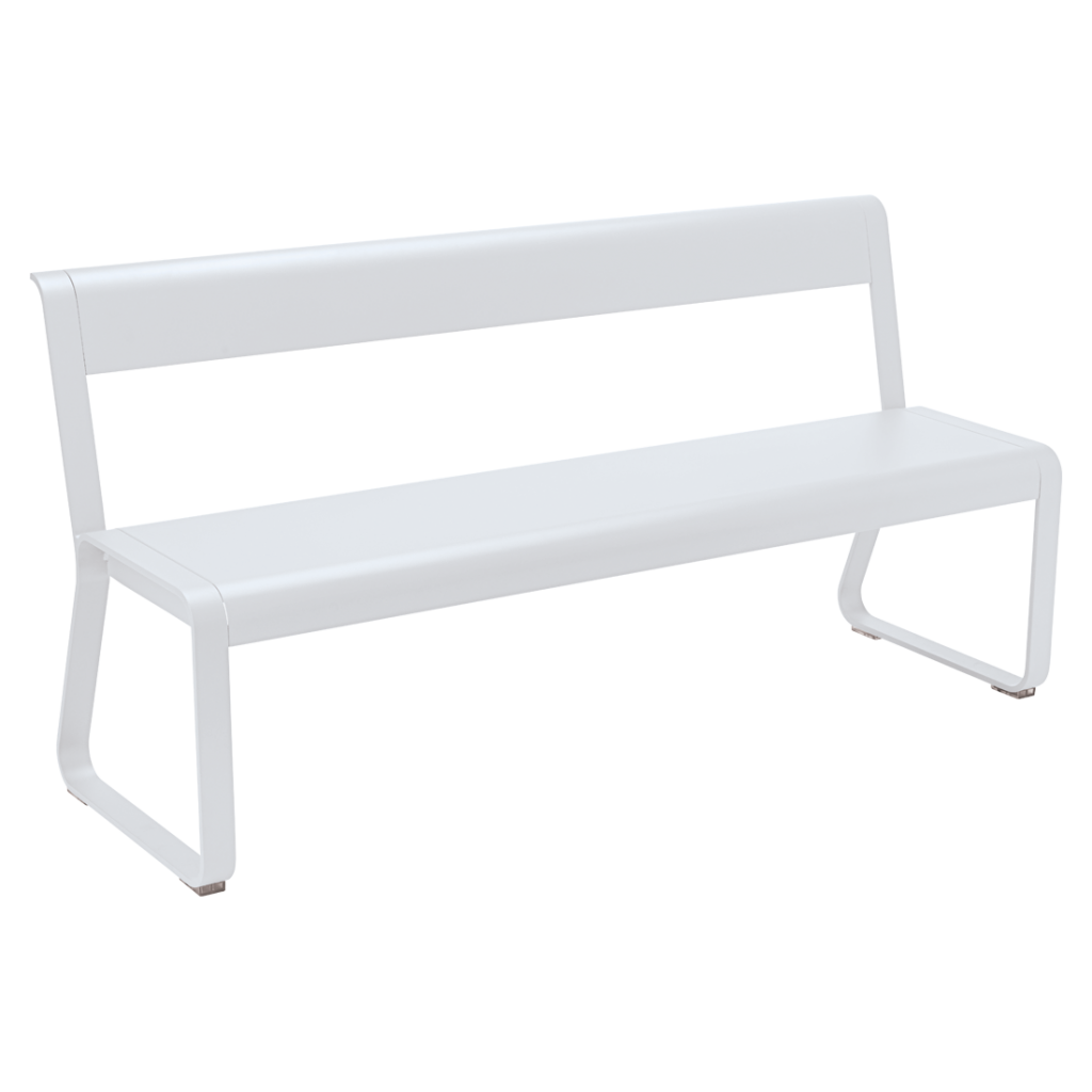 Un banc blanc sur fond blanc.