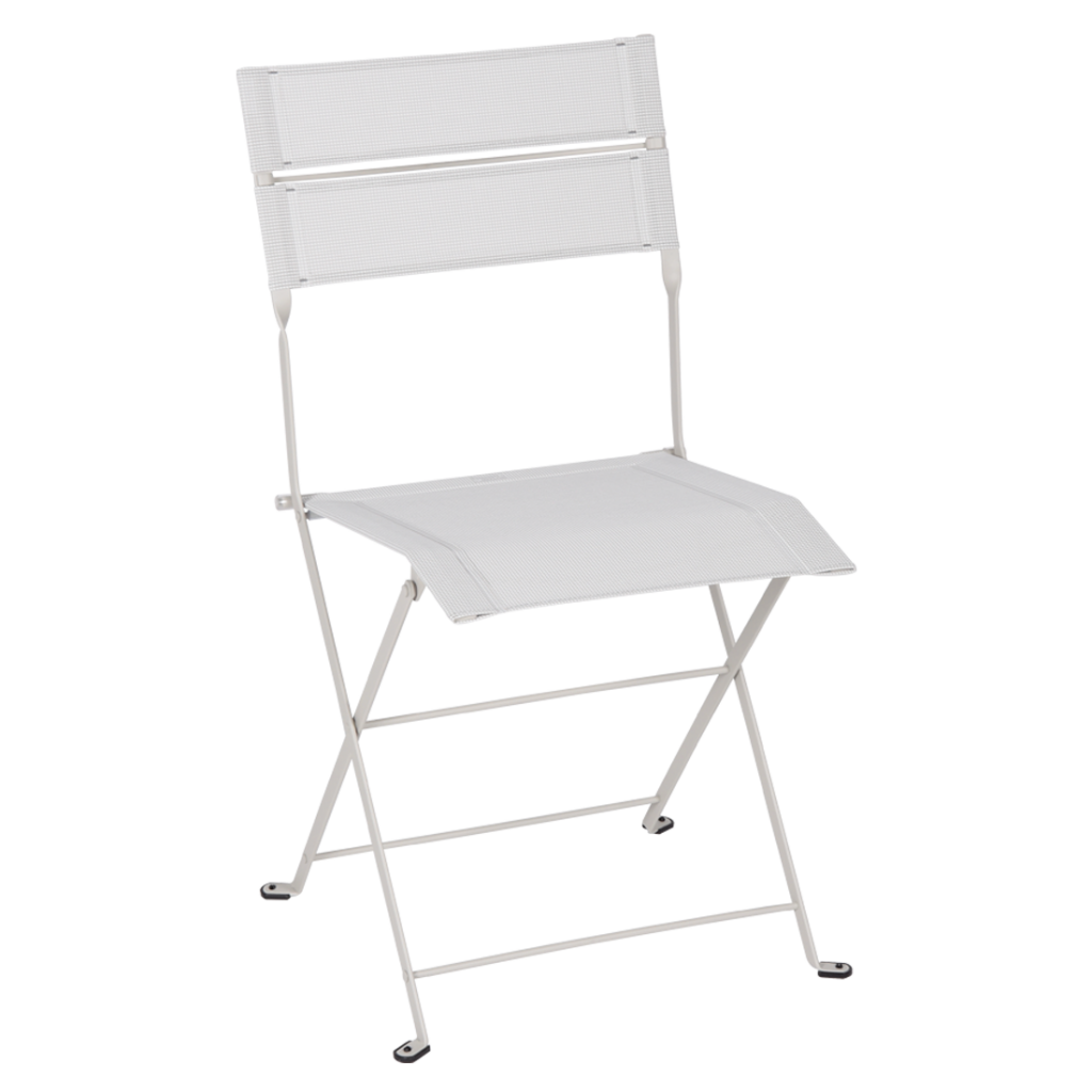 Une chaise pliante blanche sur fond blanc.