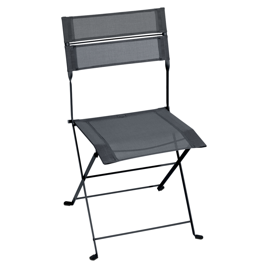 Une chaise pliante grise sur fond blanc.