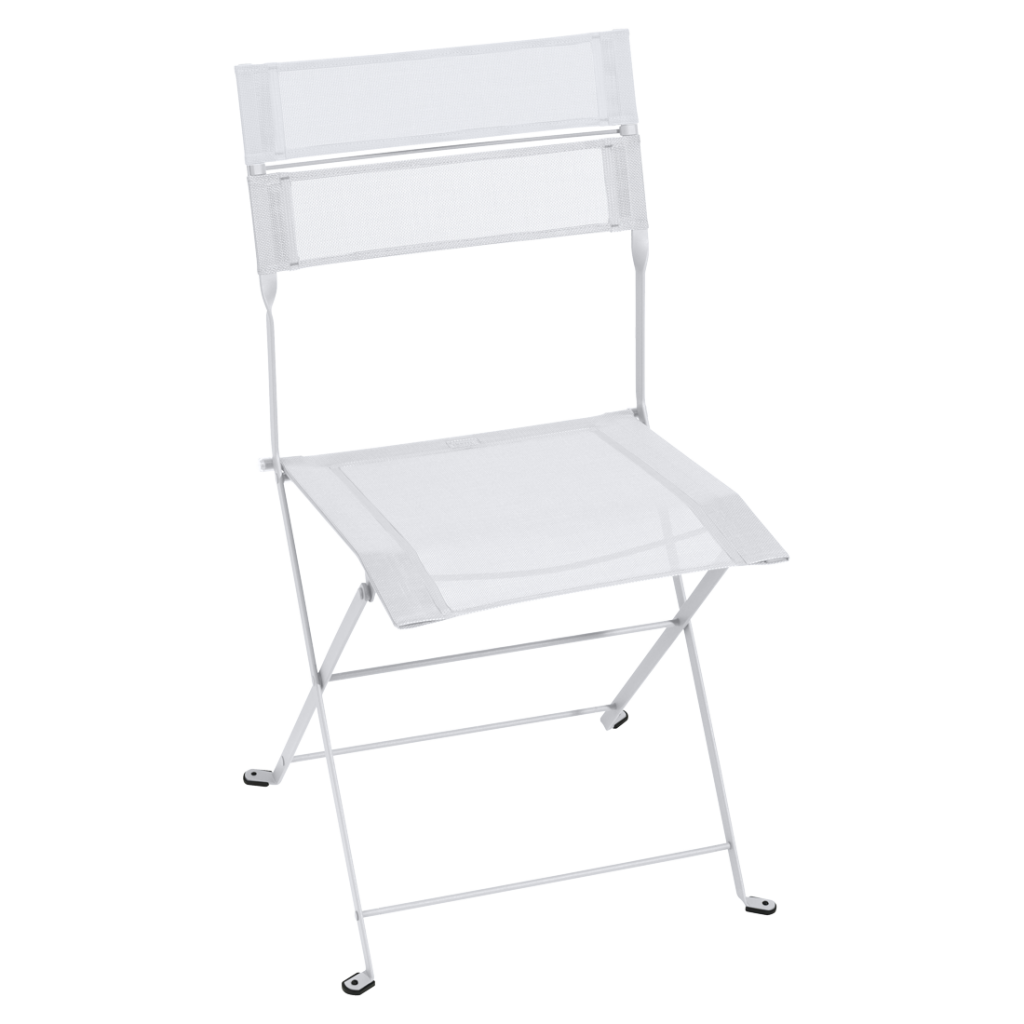 Une chaise pliante blanche sur fond blanc.