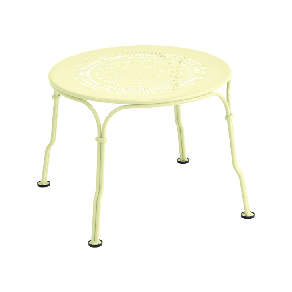 Une table ronde avec un piètement en métal jaune.