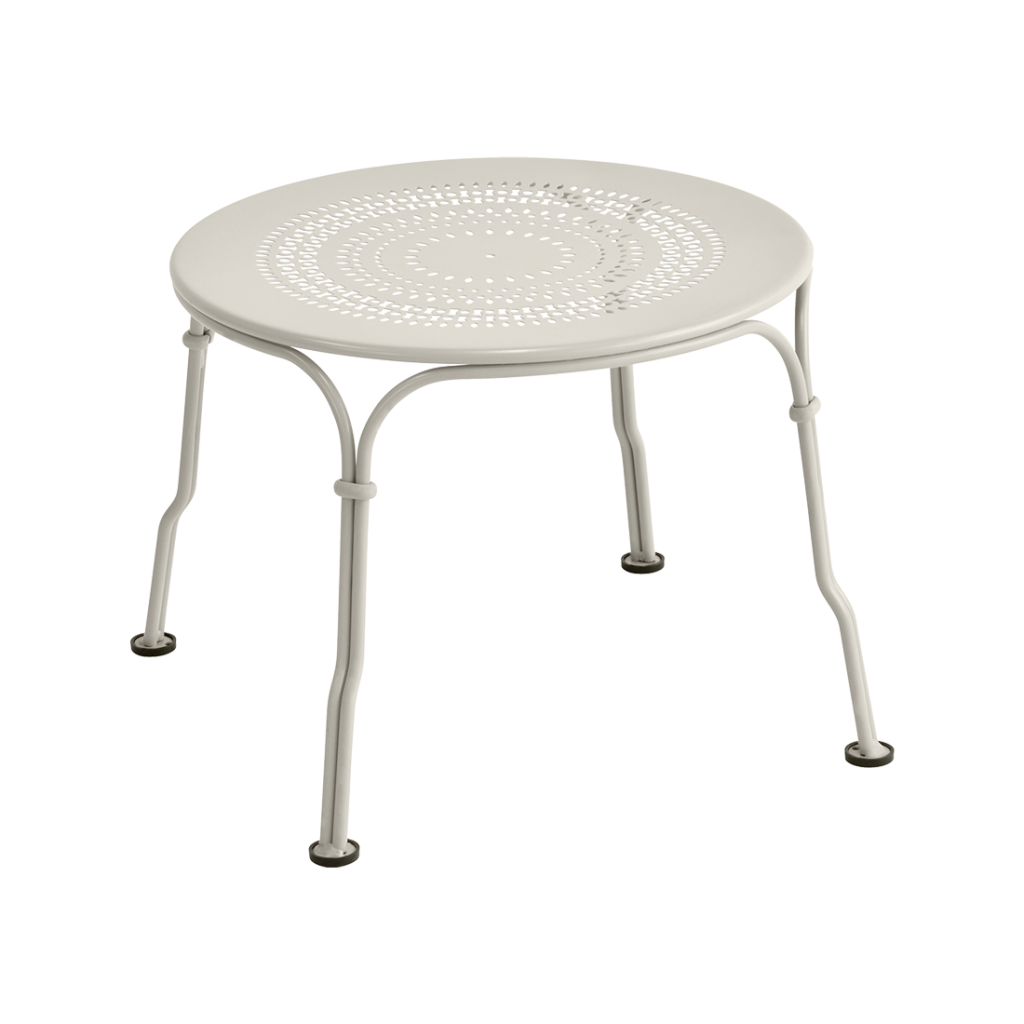Une petite table ronde avec une base blanche.