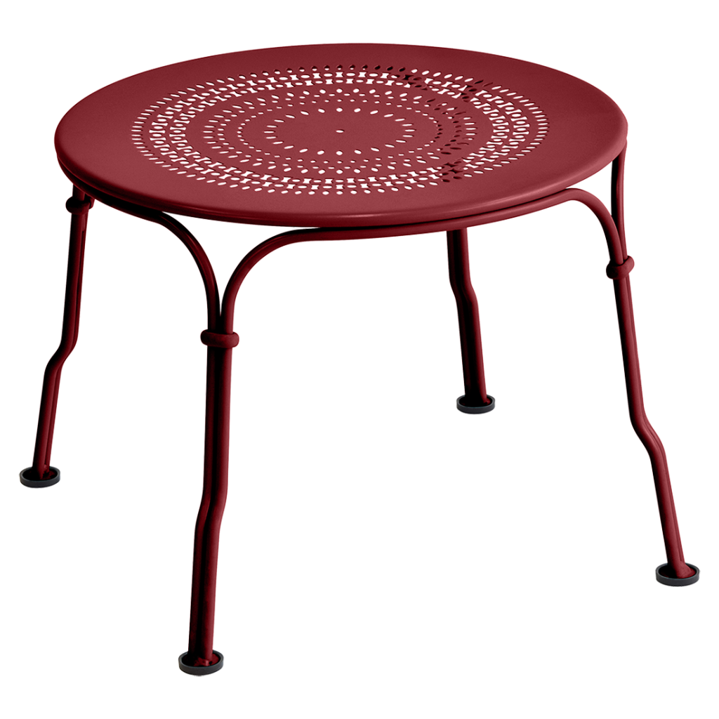 Une table d'extérieur rouge avec des pieds en métal.