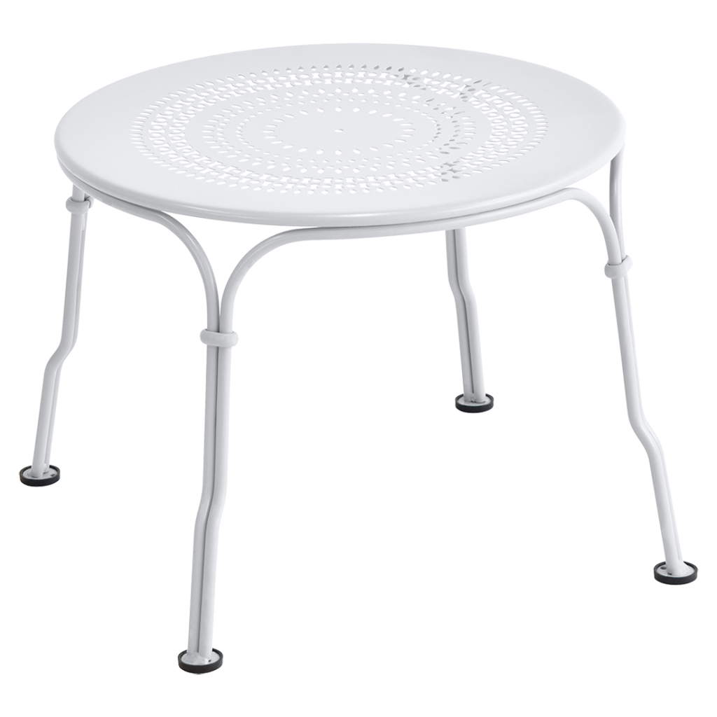 Une table blanche avec des pieds en métal sur fond blanc.