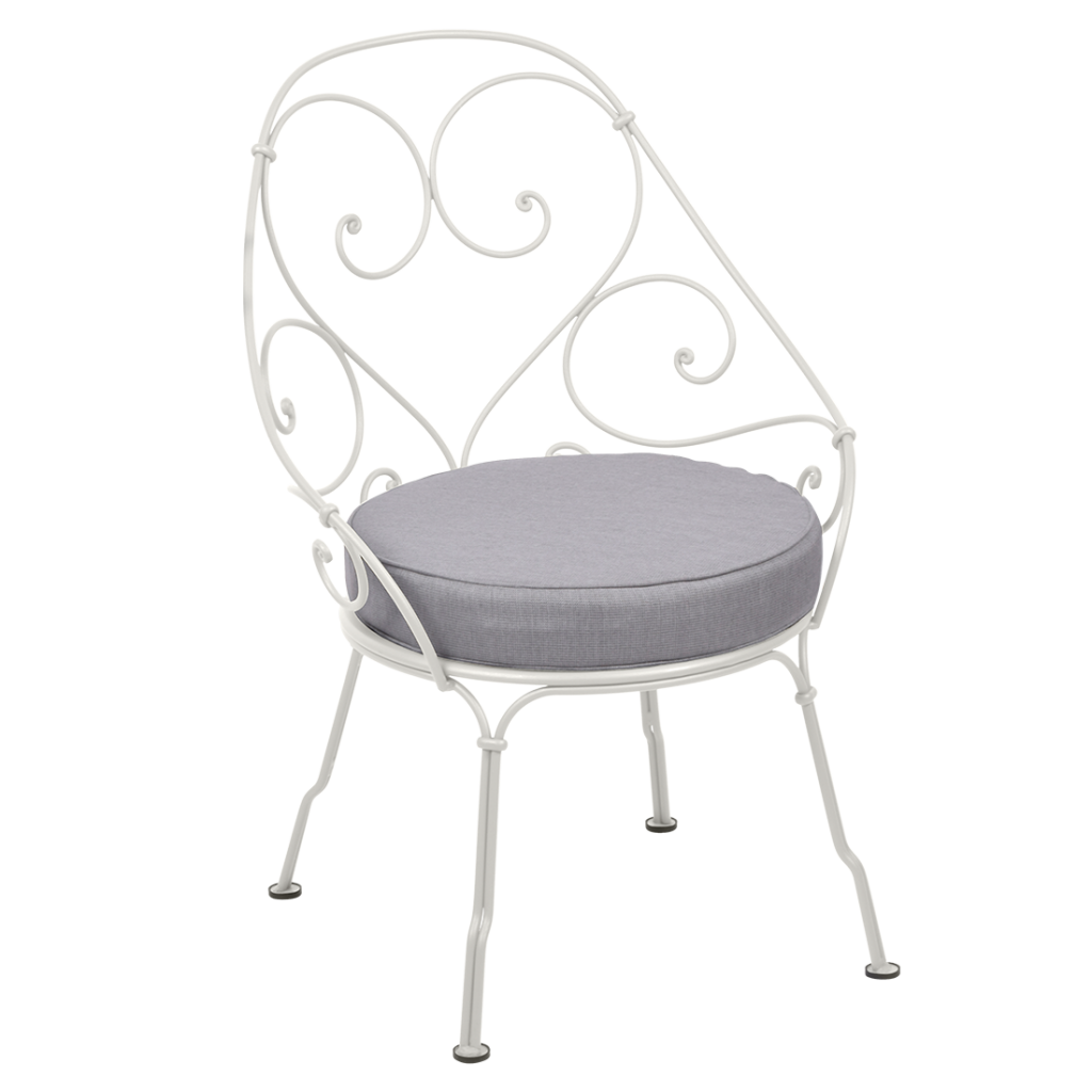 Une chaise en fer forgé blanc avec un coussin gris.