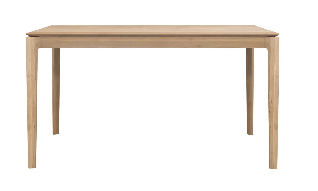 Une table à manger en bois avec un plateau en bois.