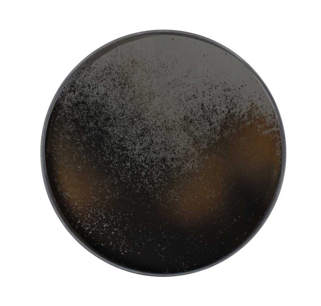 Un cercle noir et marron sur fond blanc.