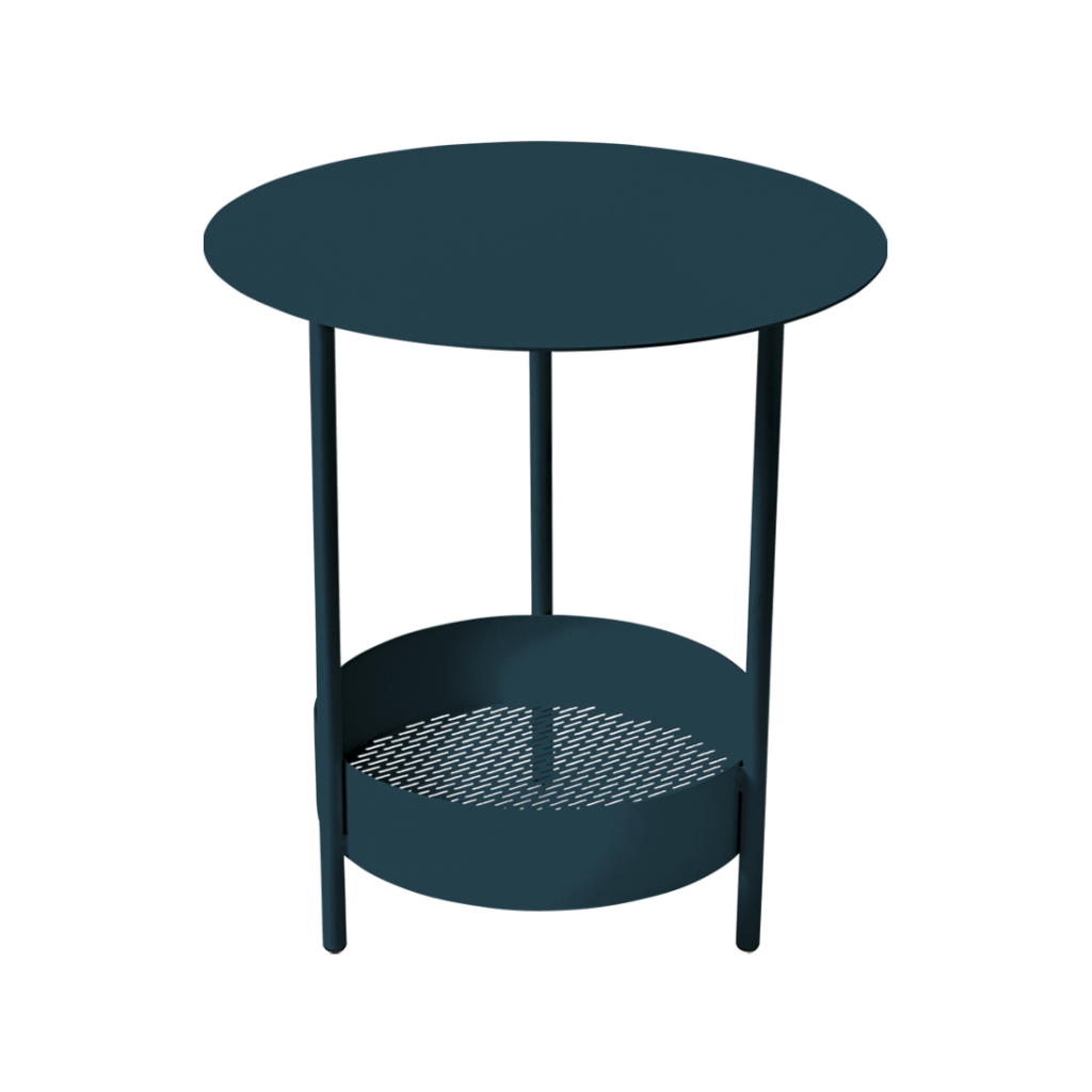 Une table d'appoint bleue avec une étagère sur le dessus.