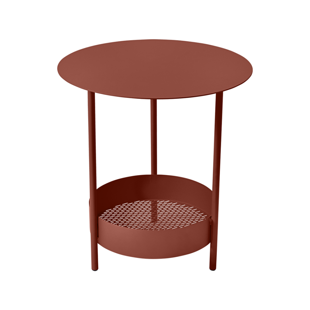 Une table d'appoint rouge avec une base en métal.