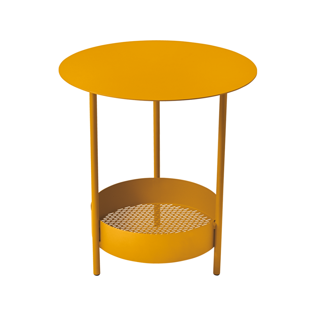 Une table d'appoint orange avec une base en métal.