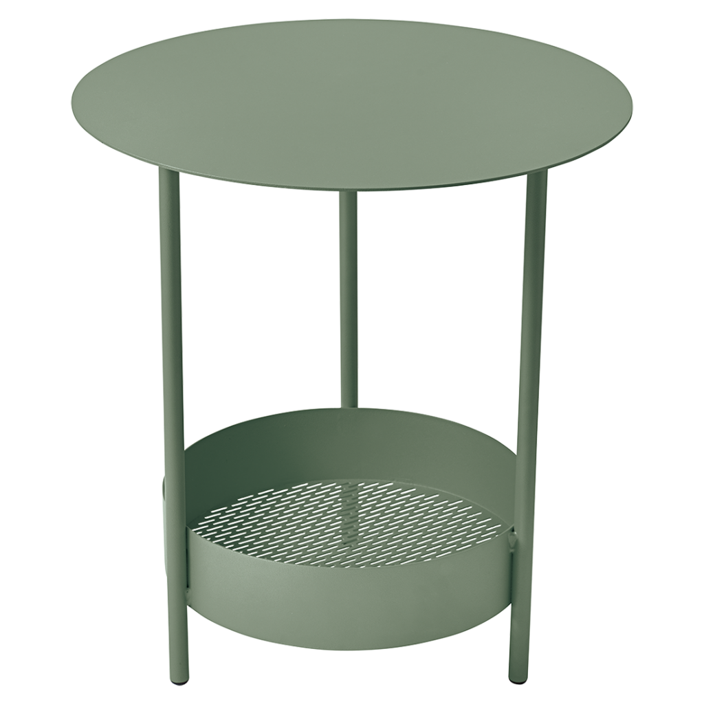 Une table d'appoint verte avec un panier dessus.