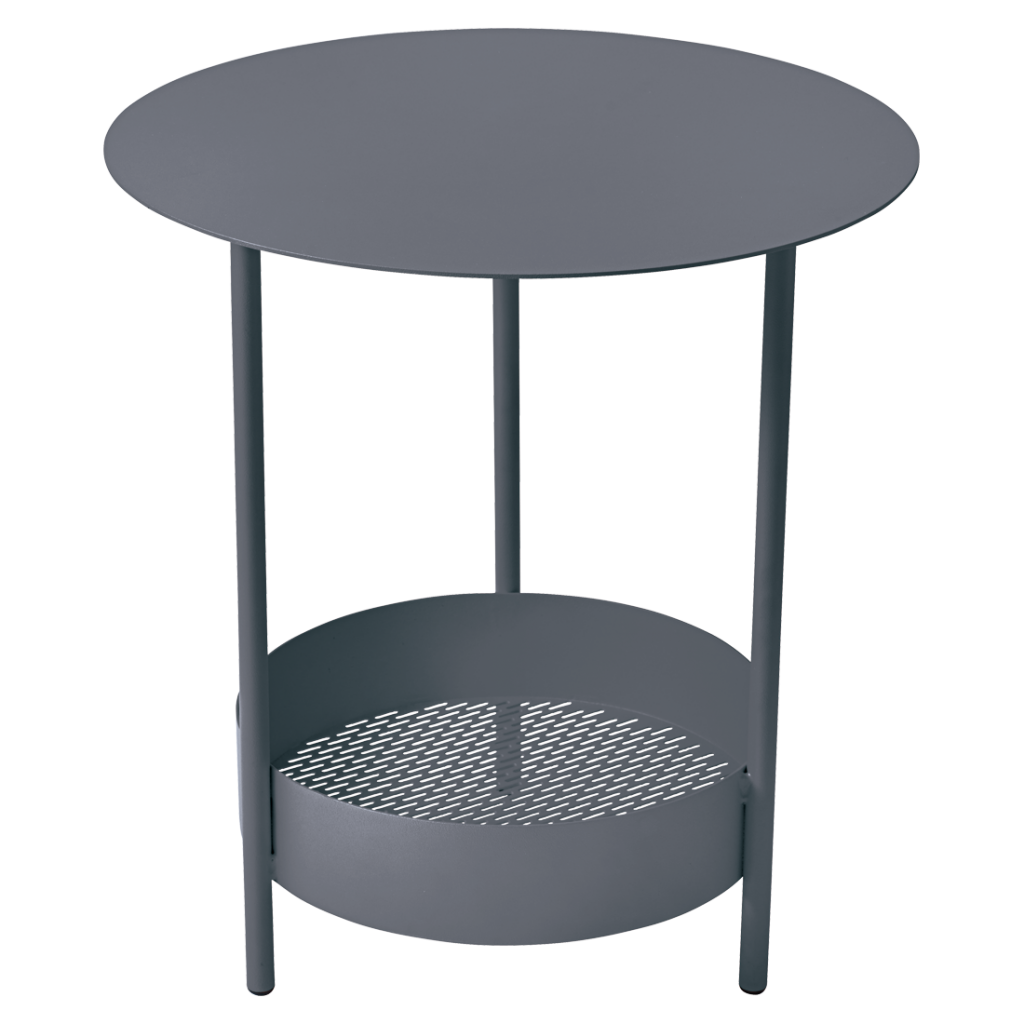 Une table d'appoint grise avec un panier dessus.