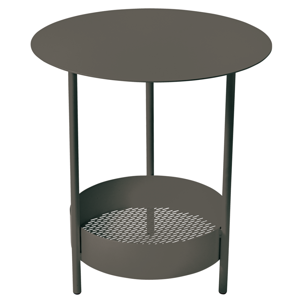 Une table ronde avec un panier dessus.