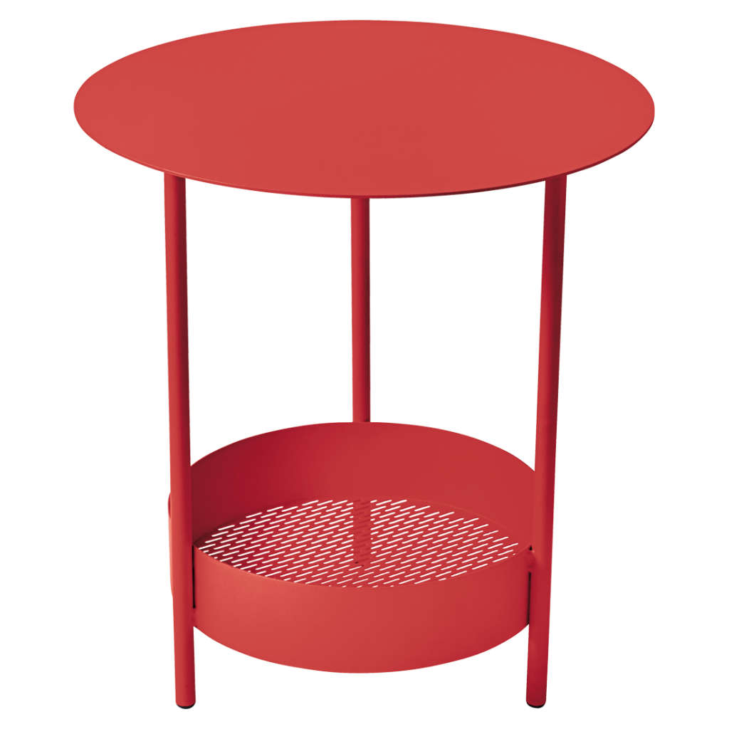 Une table d'appoint rouge sur fond blanc.