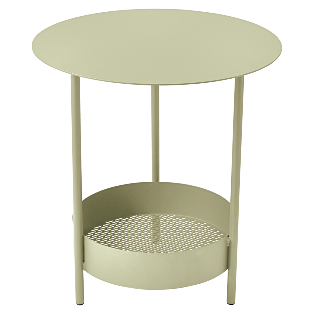 Une table d'appoint ronde avec un panier sur le dessus.