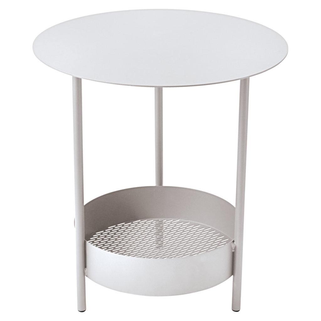 Une table ronde avec un panier dessus.