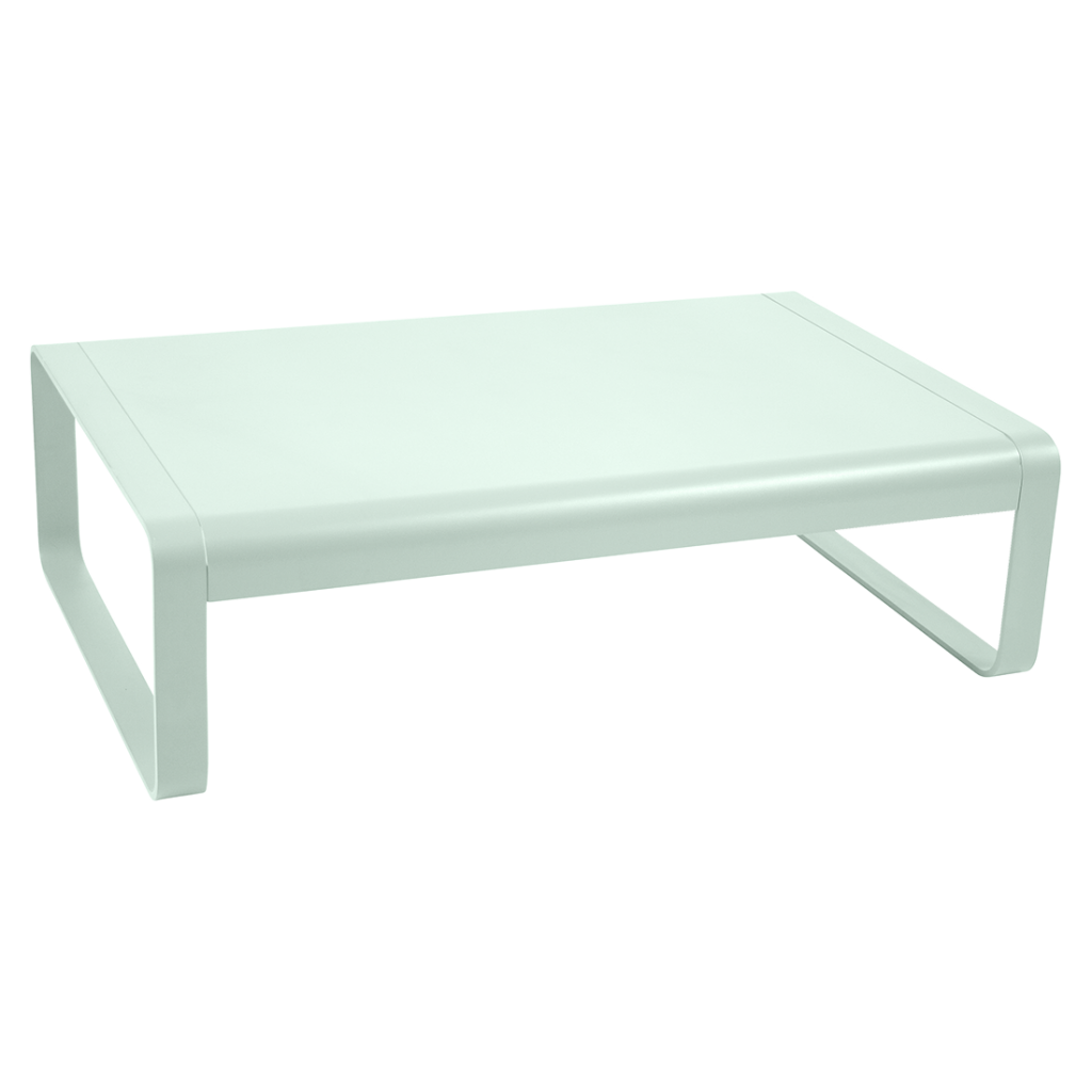 Une table basse en plastique blanc sur fond blanc.