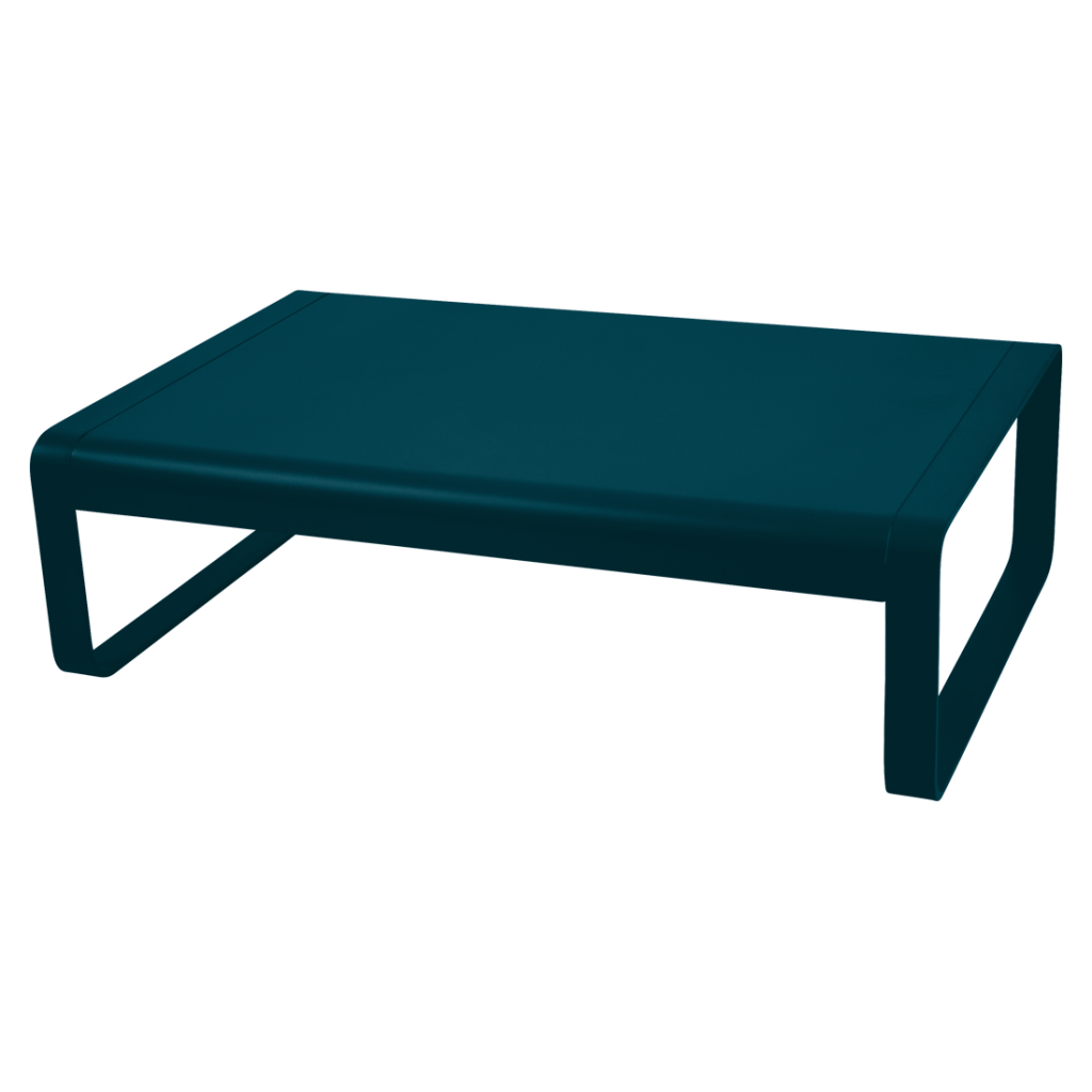 Une table basse bleu foncé sur fond blanc.