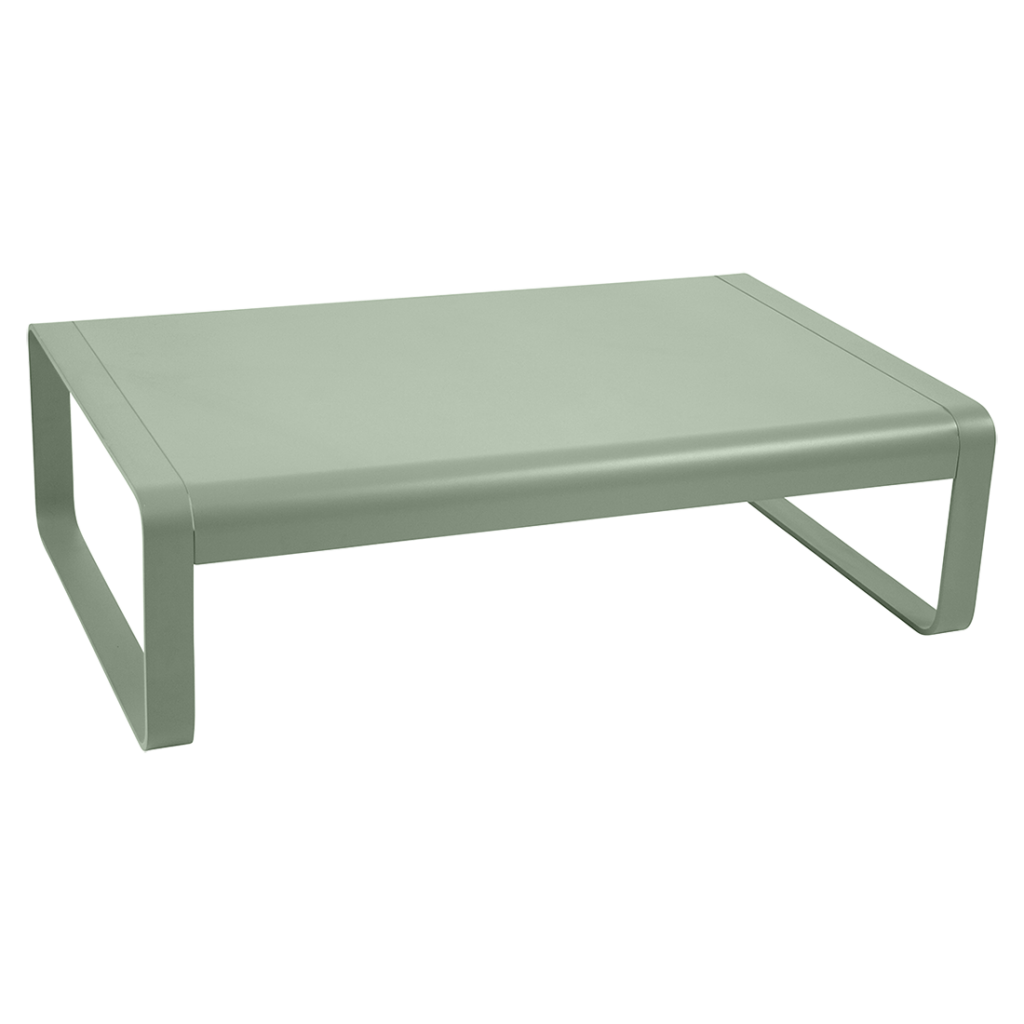 Une table basse en métal vert sur fond blanc.