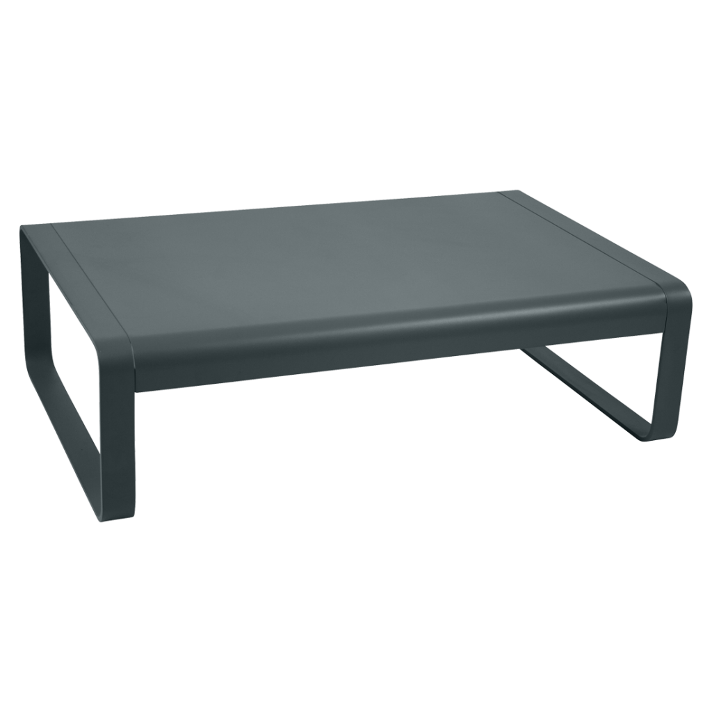 Une table basse en métal gris sur fond blanc.