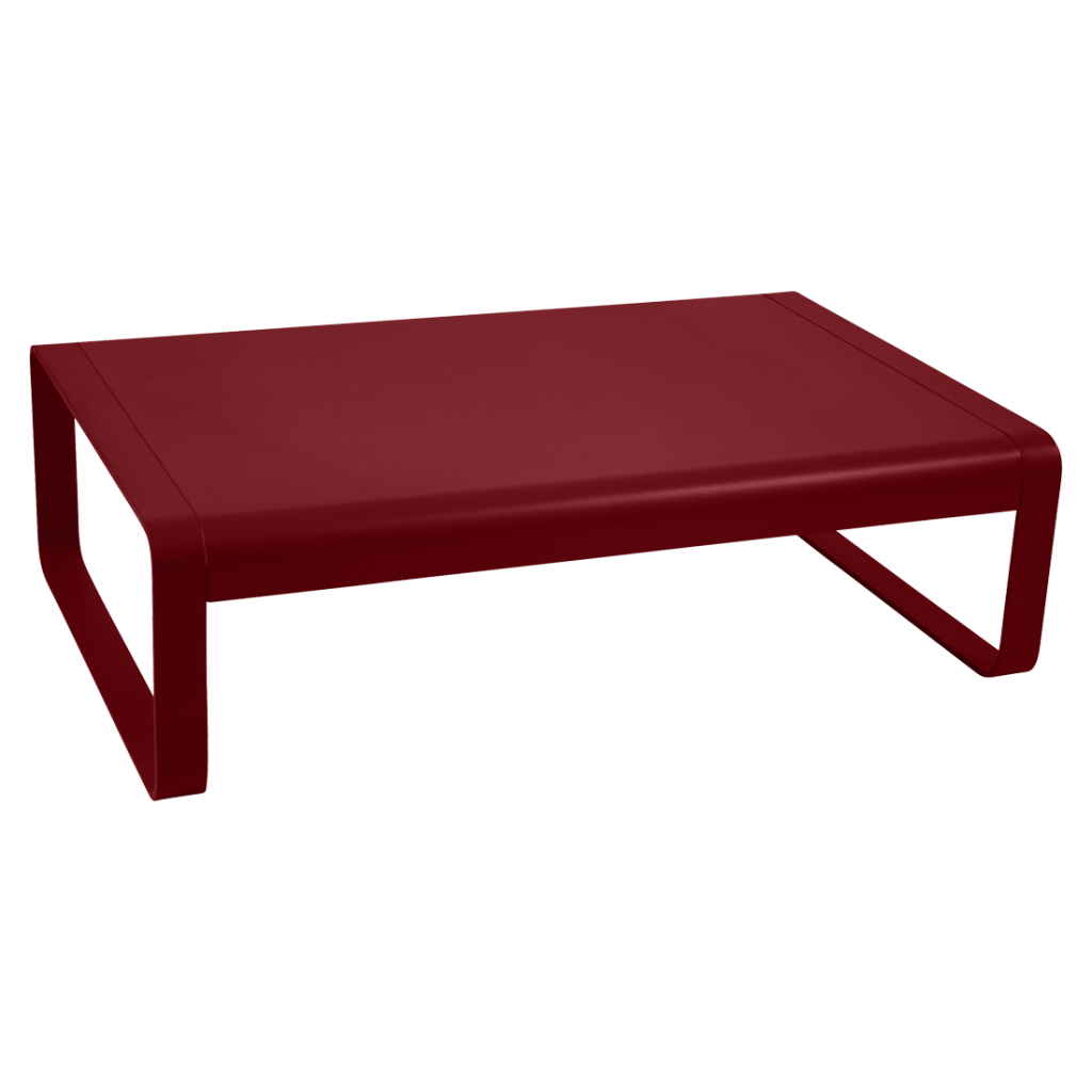 Une table basse bordeaux sur fond blanc.