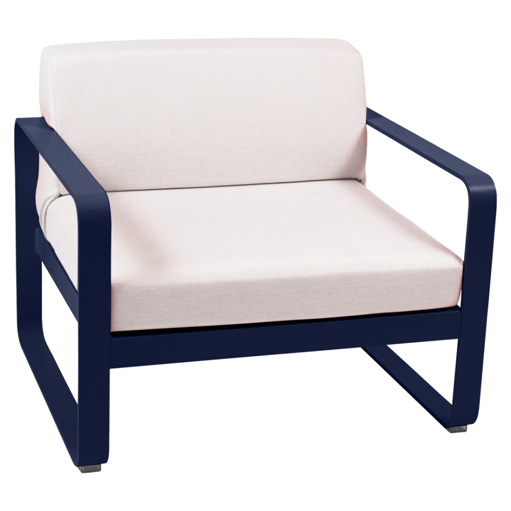Une chaise longue d'extérieur avec un coussin blanc et un cadre bleu.