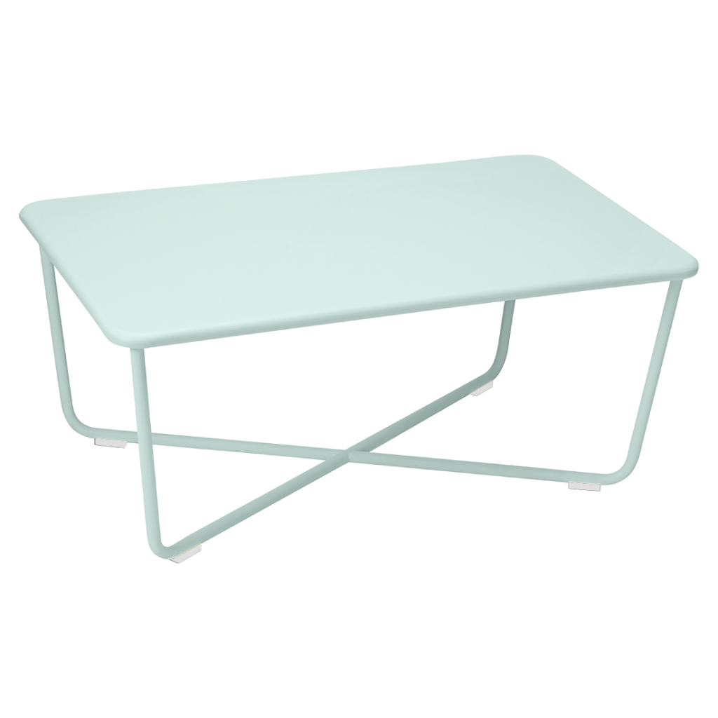 Une table basse vert clair avec une structure en métal.