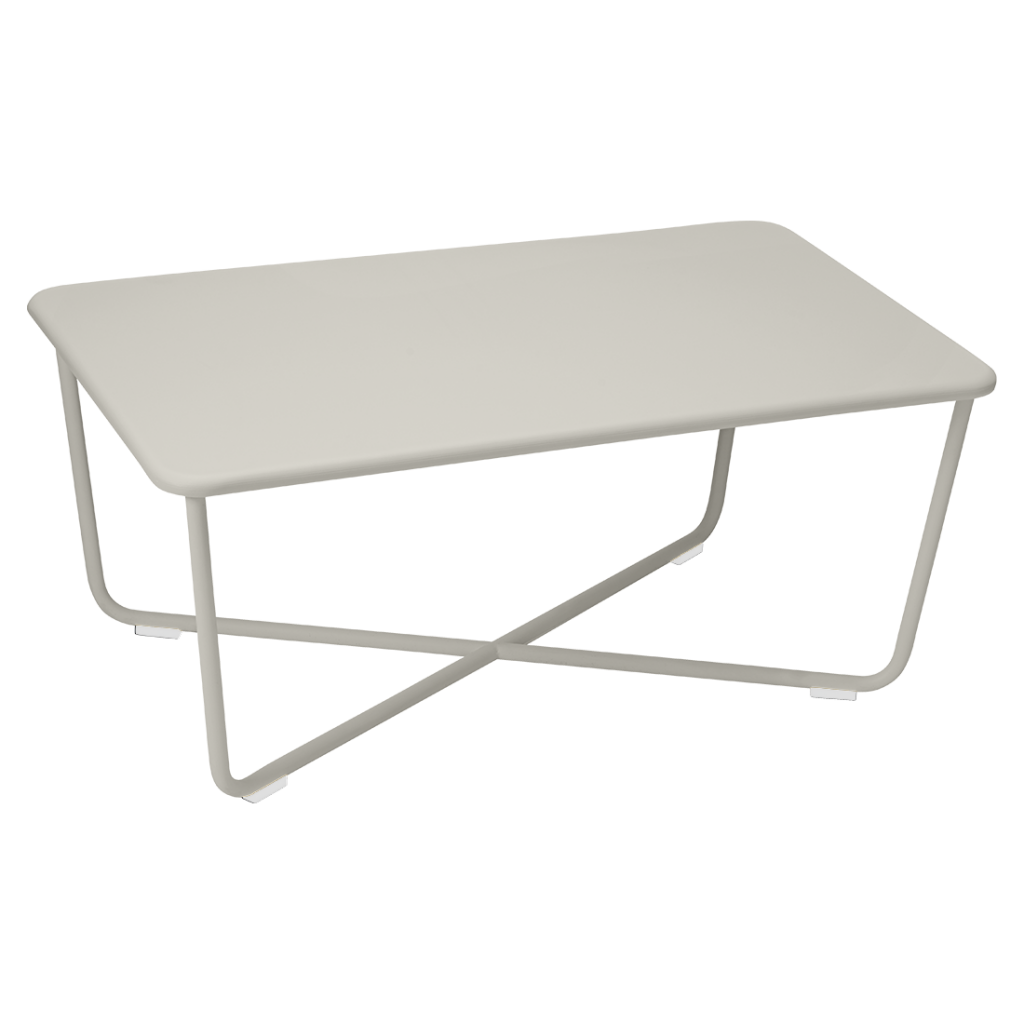 Une table basse grise avec une structure en métal sur fond blanc.