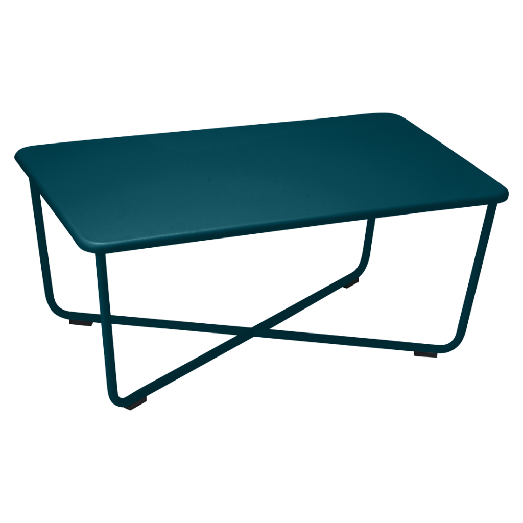 Une table basse bleu sarcelle sur roulettes.