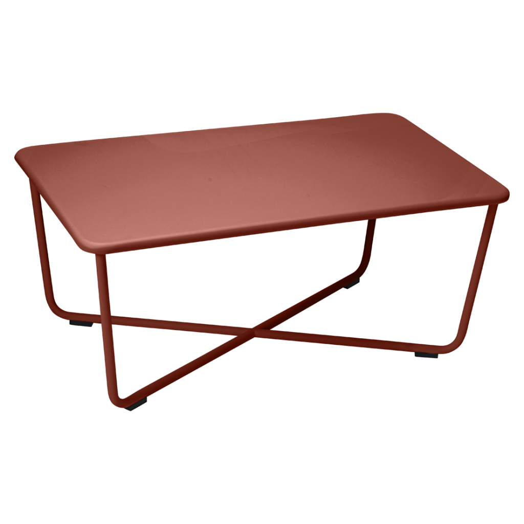 Une table basse rouge sur roulettes.