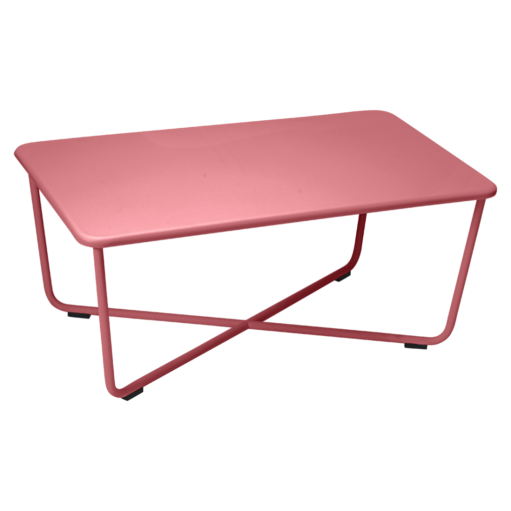 Une table basse rose avec des pieds en métal sur fond blanc.