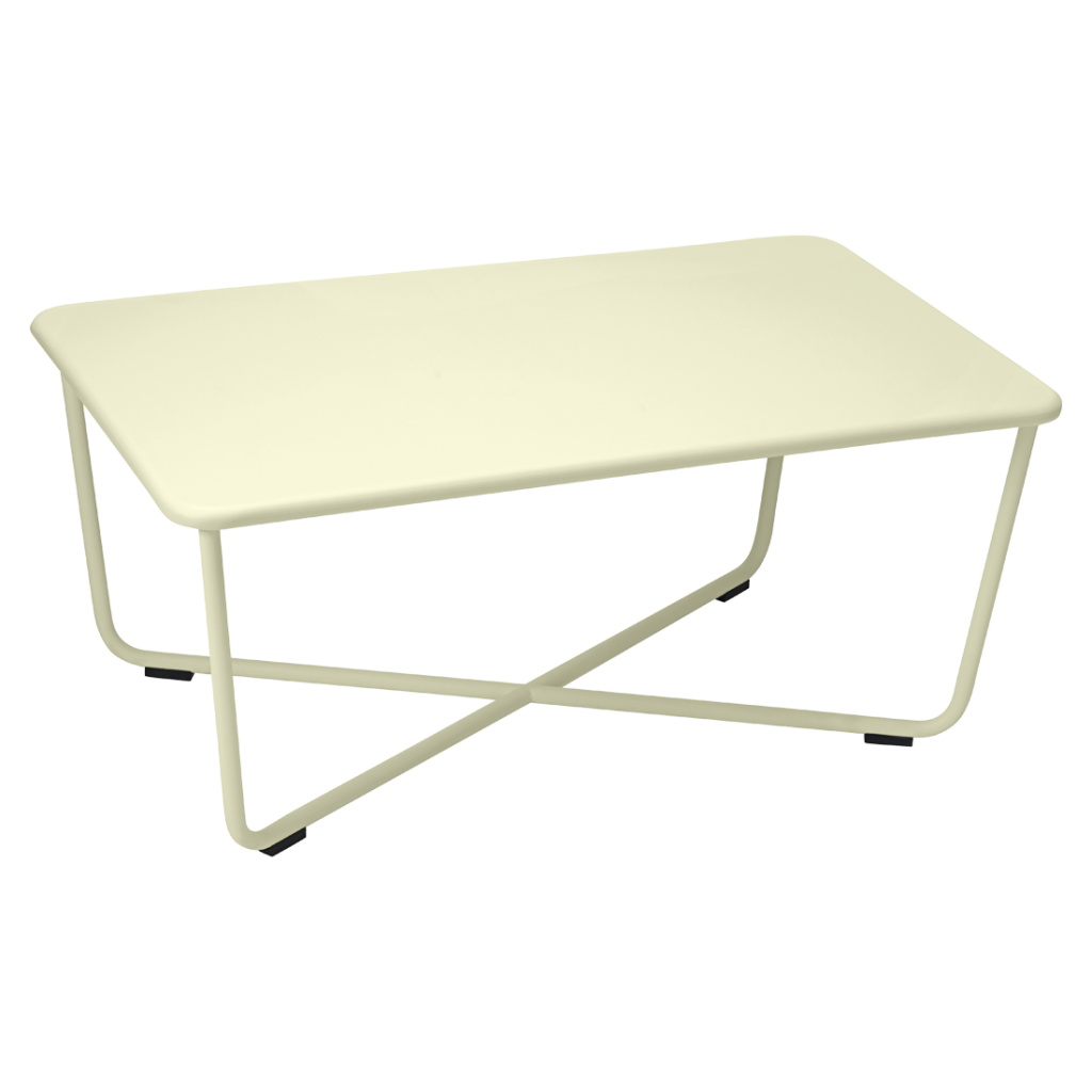 Une table basse blanche avec des pieds en métal sur fond blanc.