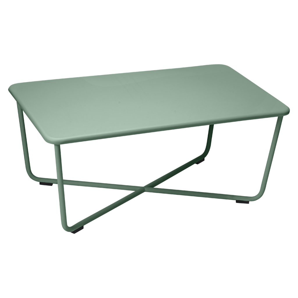 Une table basse verte avec des pieds en métal sur fond blanc.