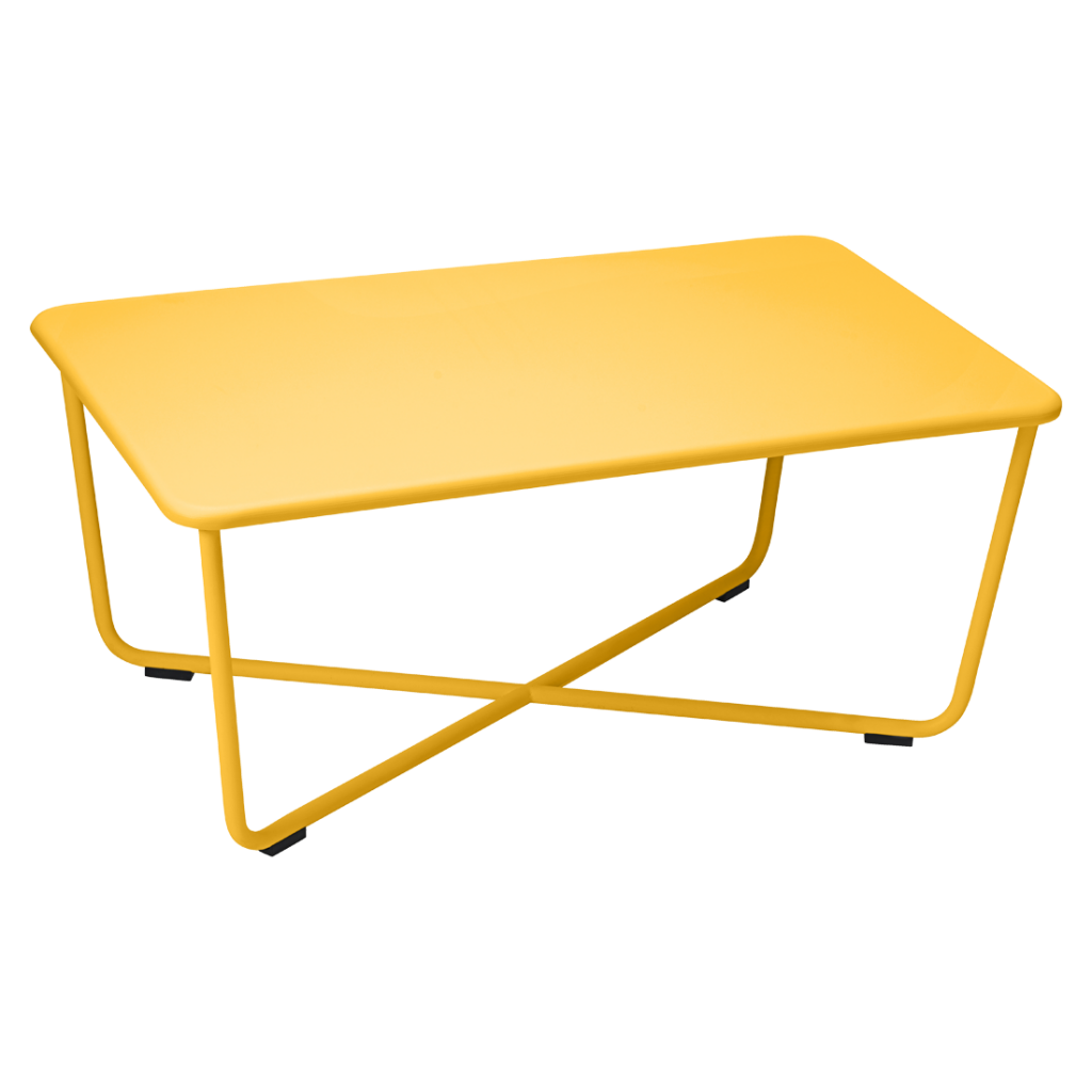 Une table basse jaune sur fond blanc.