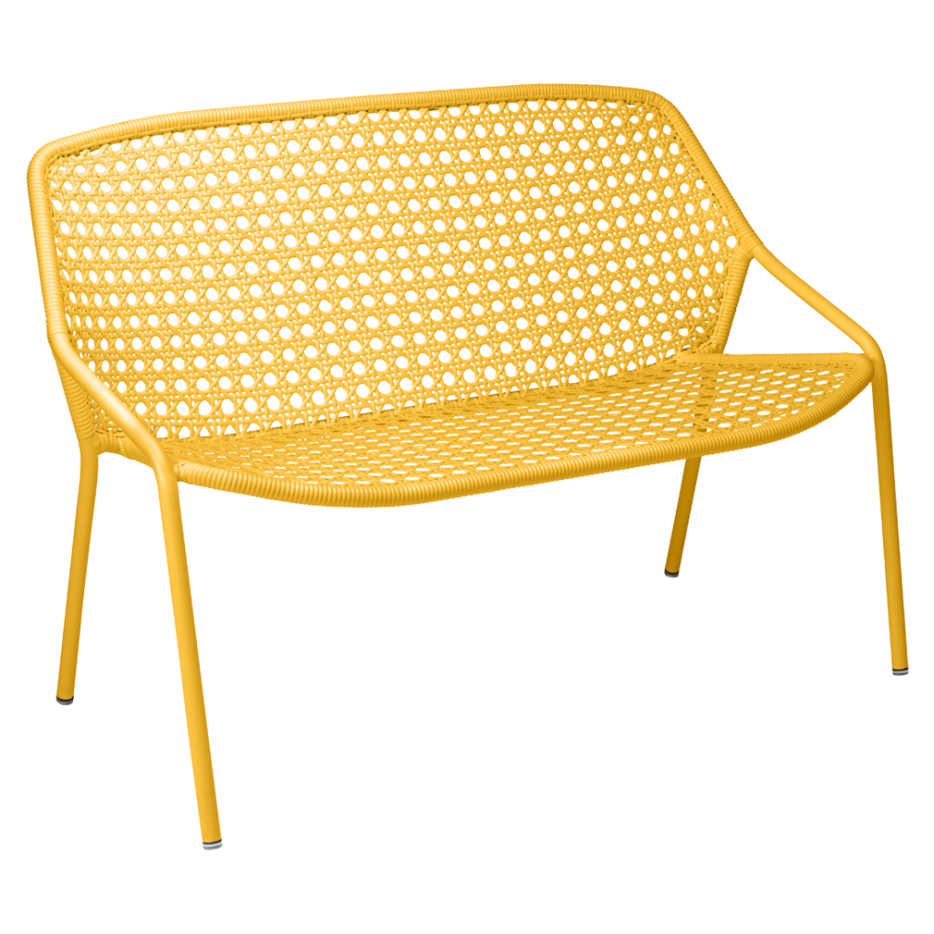 Un banc en métal jaune sur fond blanc.