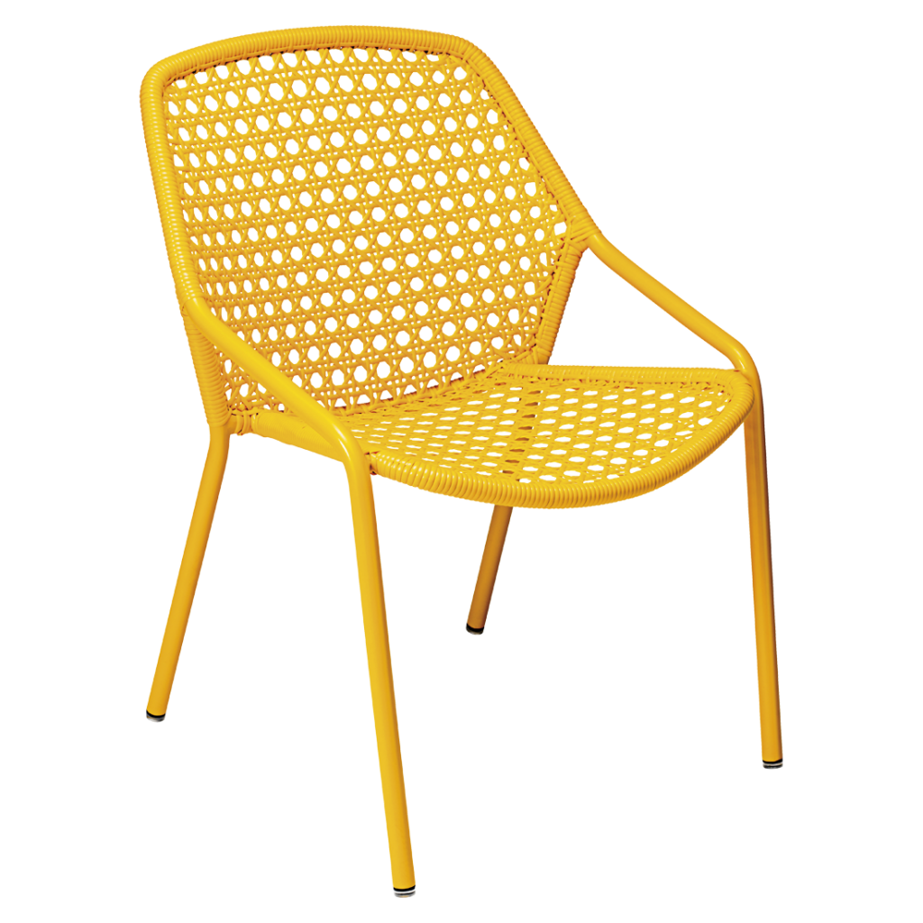Une chaise en rotin jaune sur fond blanc.