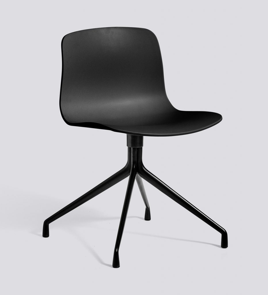 Une chaise en plastique noir sur fond gris.