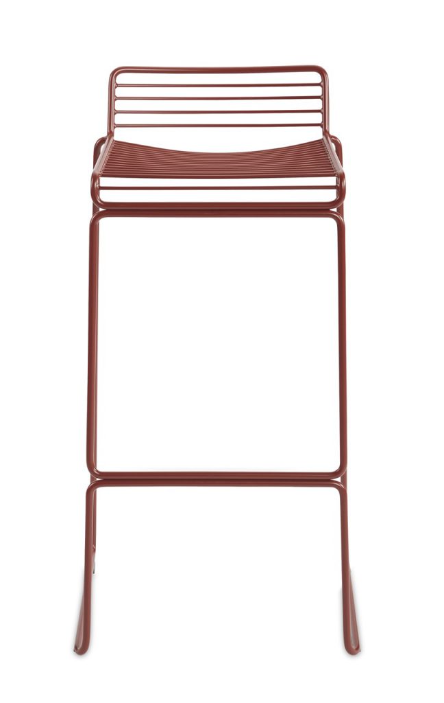Un tabouret en métal rouge sur fond blanc.