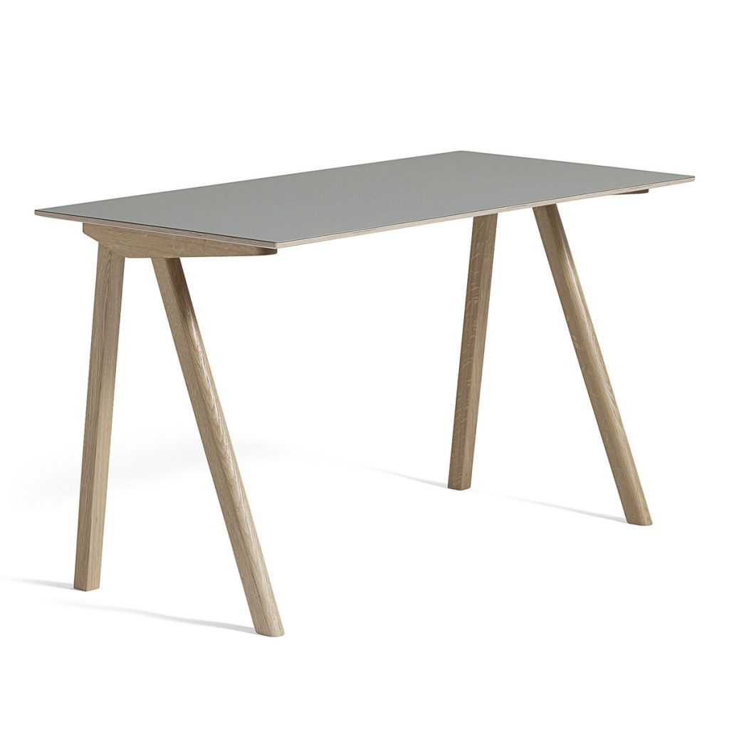 Un bureau avec un plateau gris et des pieds en bois.