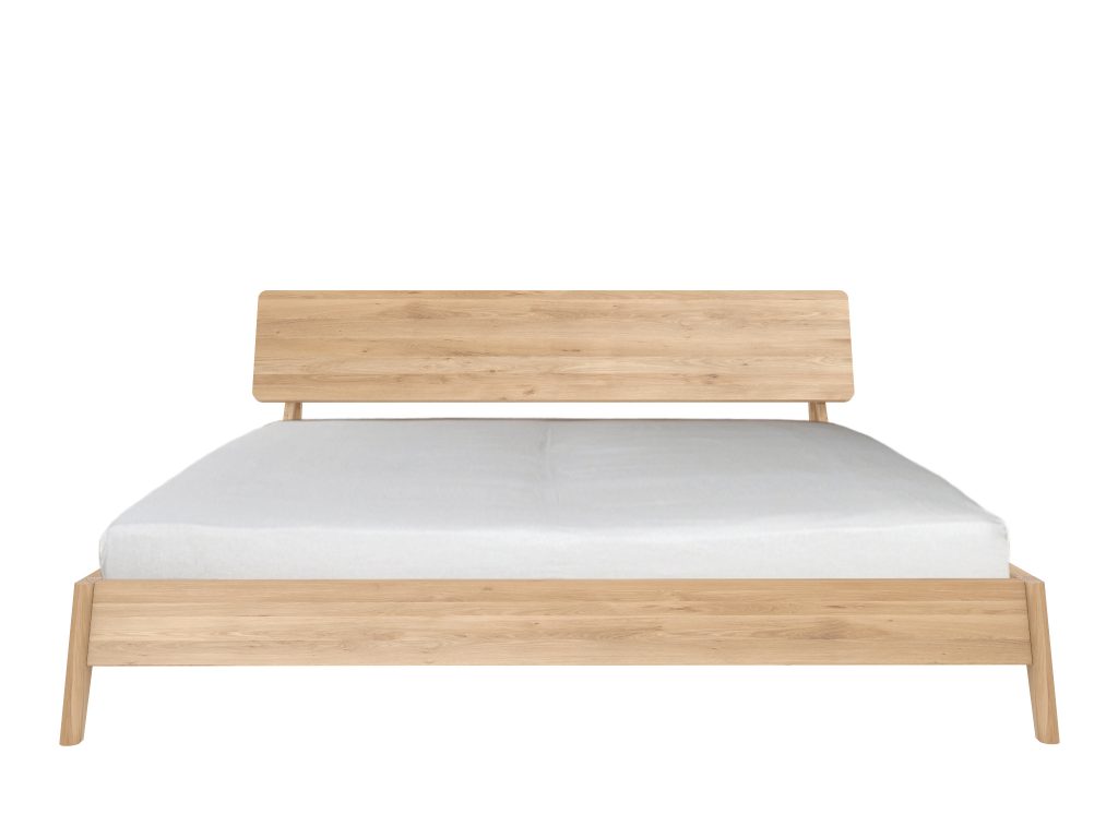 Un cadre de lit en bois avec un matelas blanc.