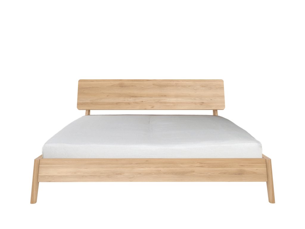 Un cadre de lit en bois avec un matelas blanc.